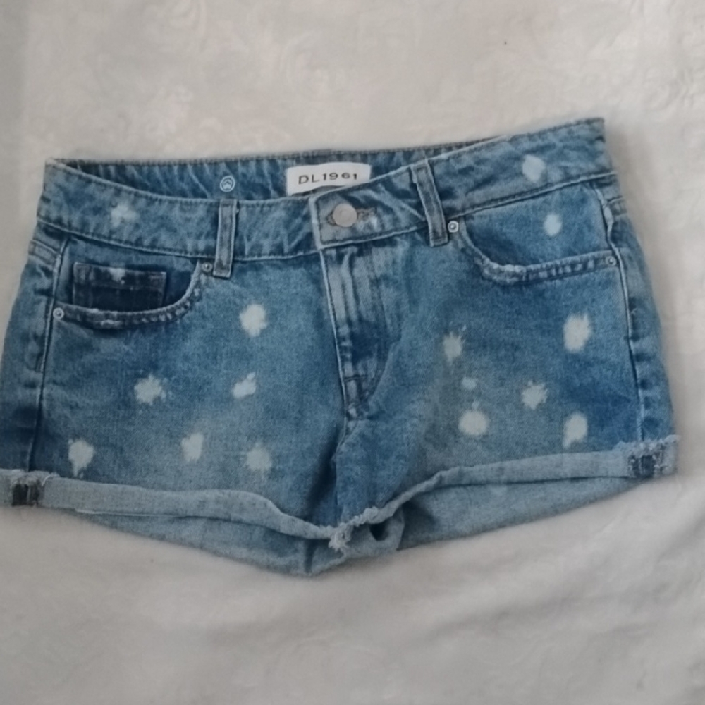 Y2K NWOT, DL1961 Light To Medium Wash Distressed Rolled-Hem Shorts, Size 26